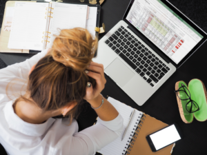 manuelles Forecasting, Excel Chaos, Forecasting mit Excel, Frau die verzweifelt ist
