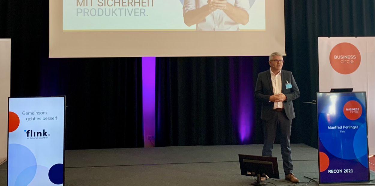 Manfred Perlinger von flink präsentiert auf der Tech Stage bei der RECON